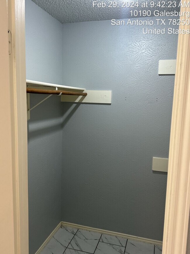 Building Photo - Comfort and Convenience Awaits YOU!