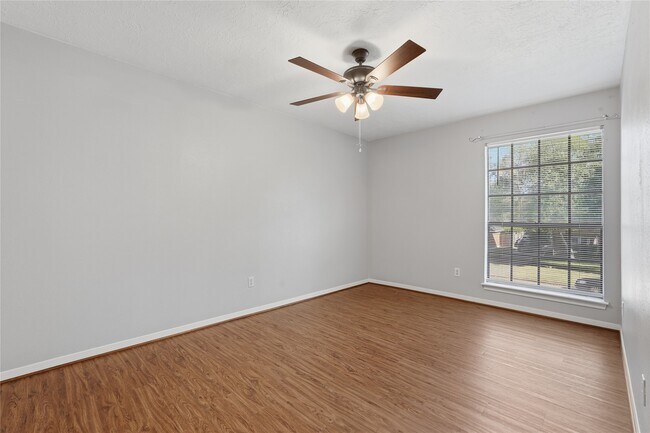 Building Photo - 3823 Village Oaks Dr