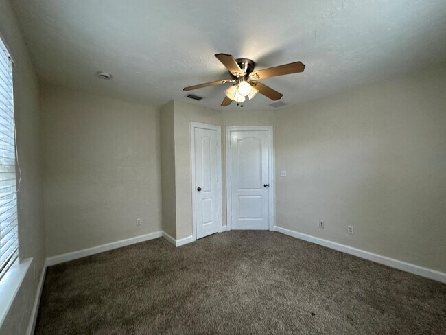 Building Photo - 227 Foresteria Dr