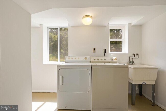 Building Photo - 2310 Cool Spring Rd