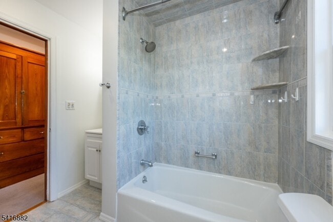 Building Photo - 176 Grove Ave