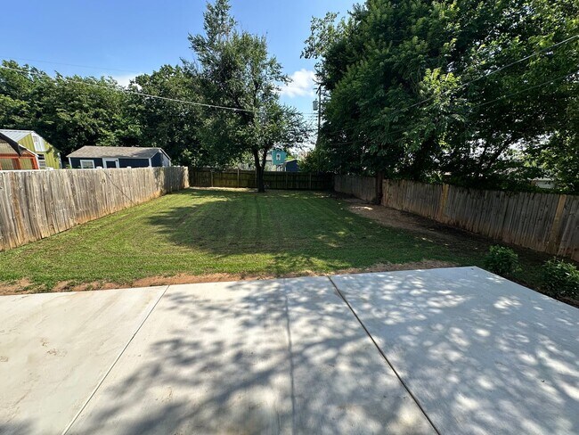 Building Photo - For Rent: Updated 3 Bed, 1.5 Bath Split-Le...
