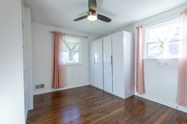 Building Photo - Amazing 5 BR/3 BA Single-Family Home in Te...