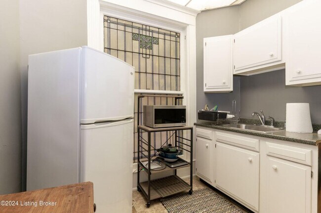 Building Photo - 1432 St James Ct