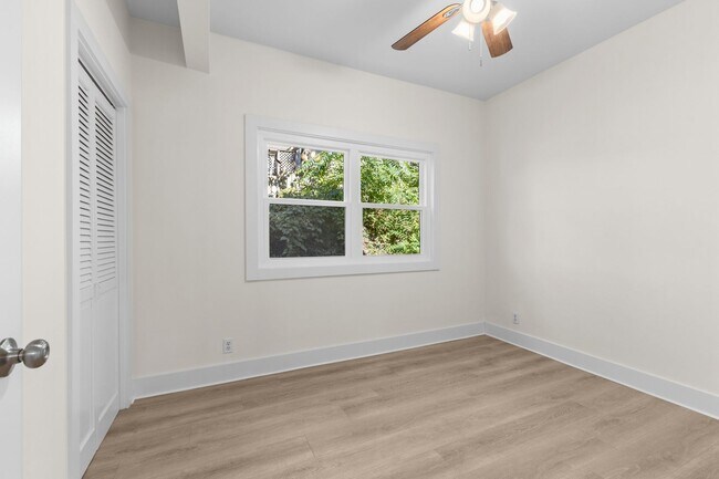 Building Photo - AVAILABLE NOW. $1450 MONTH. 3 BED 1 BATH. IDEAL LOCATION IN BELLEVUE. CLOSE TO EVERYTHING WEST NA...
