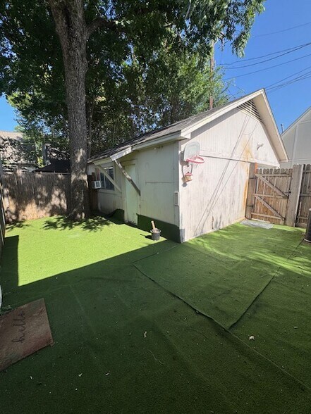 Building Photo - 6950 Hillcrest Ave