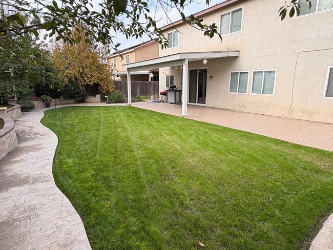 Building Photo - Lovely 5 Bedroom Home