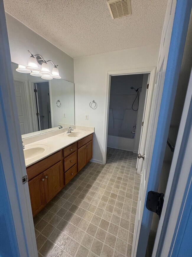 Building Photo - 136 Creek Commons Ave