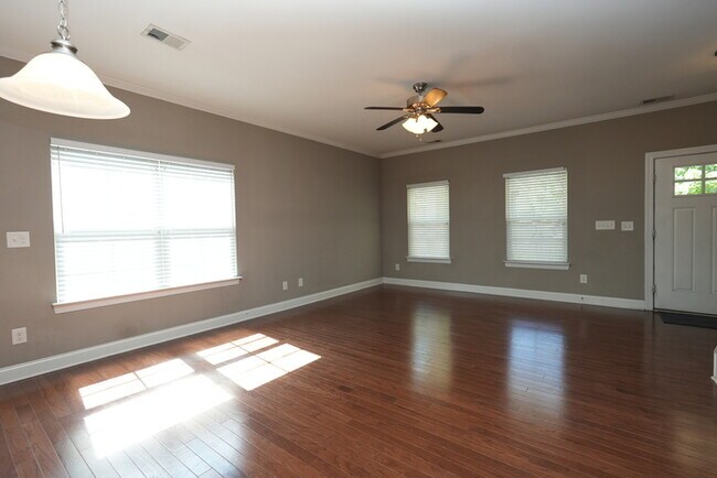 Building Photo - Charming 3-Bed, 3.5-Bath Home in a Peacefu...