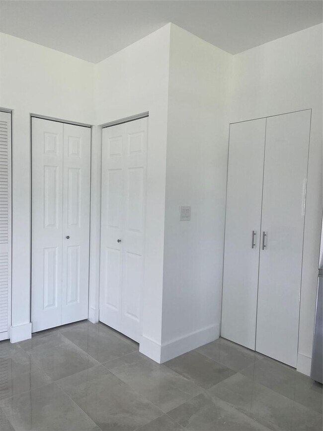 Building Photo - 2877 SE 1st Ct