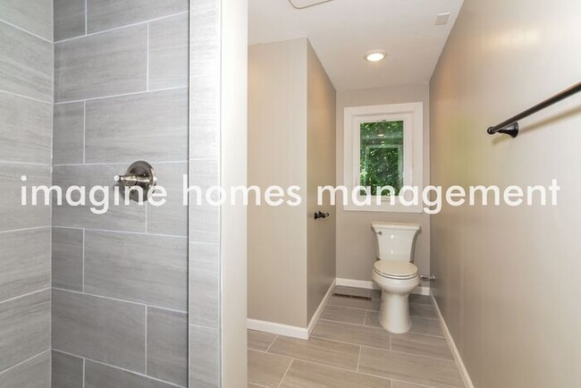 Building Photo - Large 4 Bedroom Single Family Home in Minn...