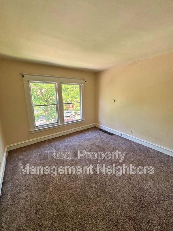 Building Photo - 216 Lafayette Ave NE