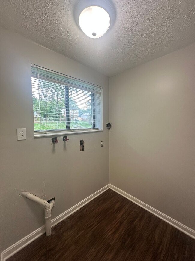 Building Photo - Beautifully Updated 3-Bed, 2-Bath Tri-Leve...