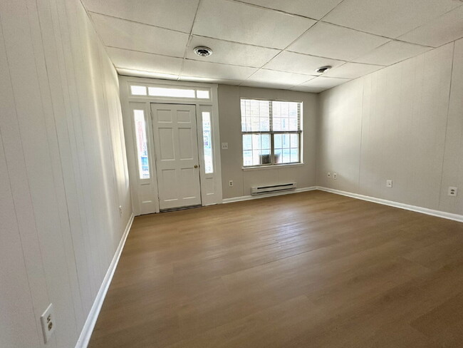 Building Photo - Renovated One Bedroom Apartment in Westminster