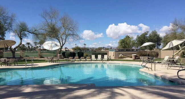 Building Photo - Excellent location! Community Pool and parks! Appliances included!