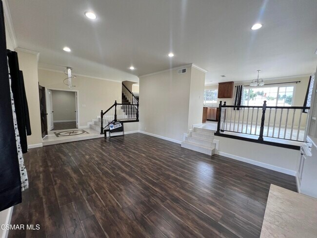 Building Photo - 334 W Avenida De Las Flores