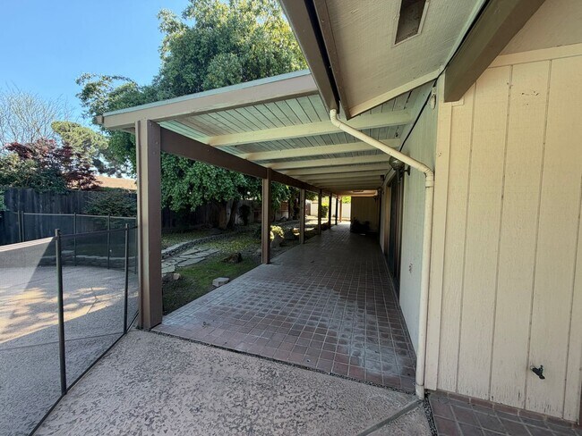 Building Photo - Great home with a pool for rent in Tulare!