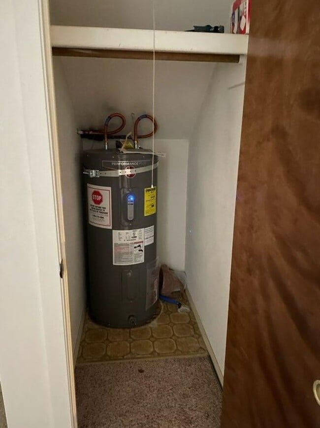 Building Photo - 2 story condo with single car garage- cat ...