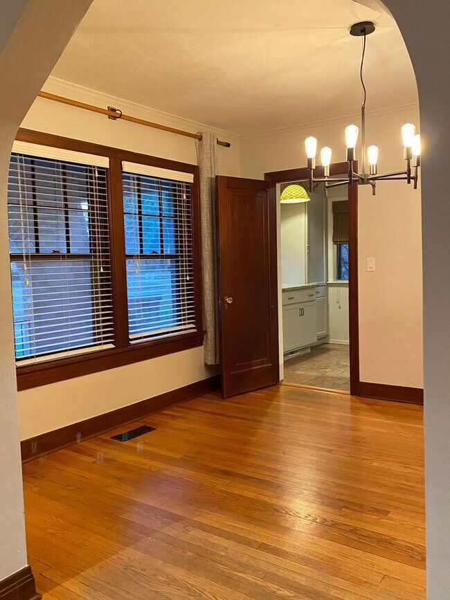Building Photo - 2 Bedroom 2 Bathroom plus Bonus Room with ALL Appliances Included