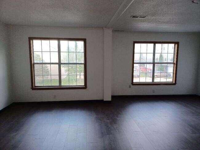 Building Photo - 1850 Lake St