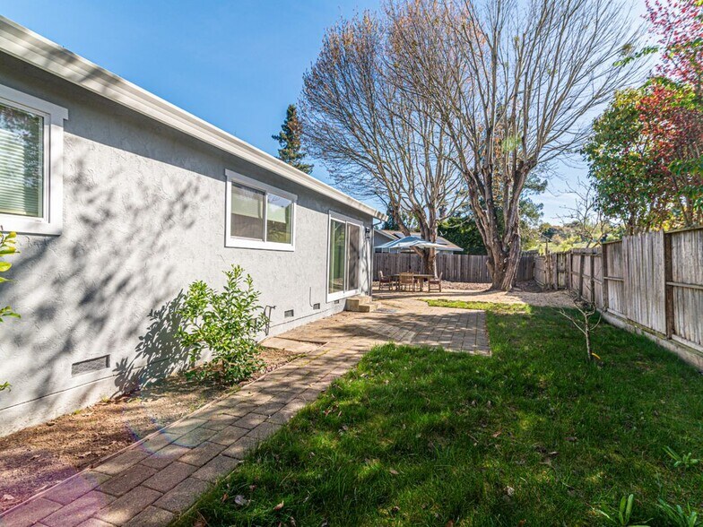 Building Photo - 208 Vista Ct