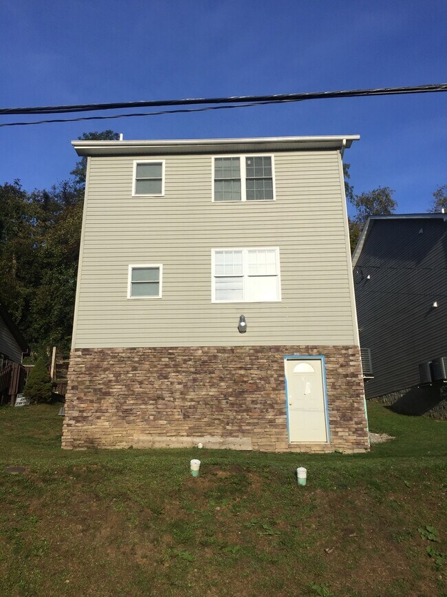 Building Photo - 10 Highland Ave