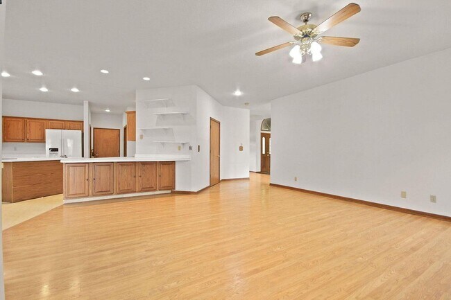 Building Photo - Private 3BR Brick Home with Scenic View