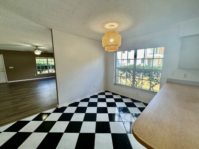 Building Photo - 3 Bed, 2 Bath Tampa Home Walking Distance ...