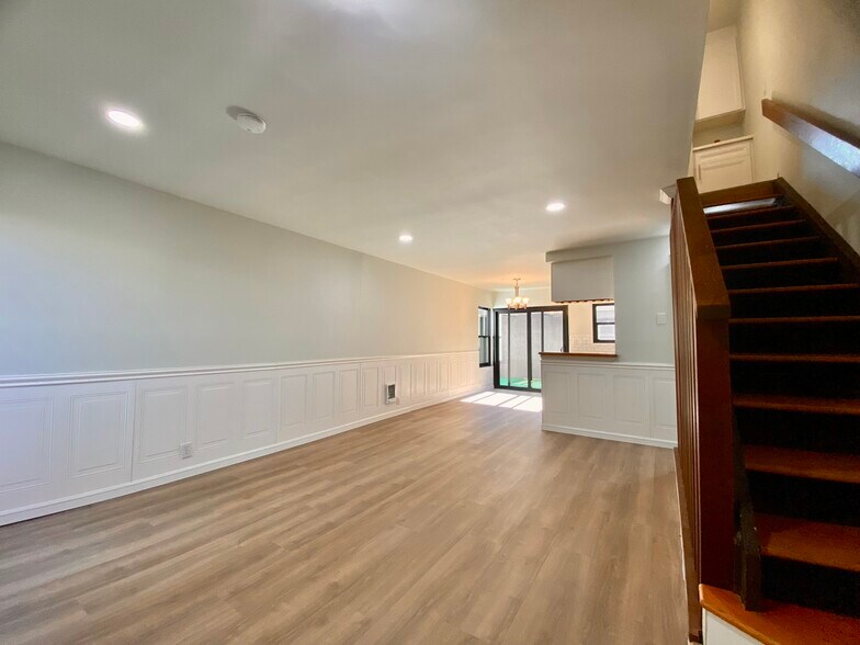 Building Photo - 8722 Villa La Jolla Dr