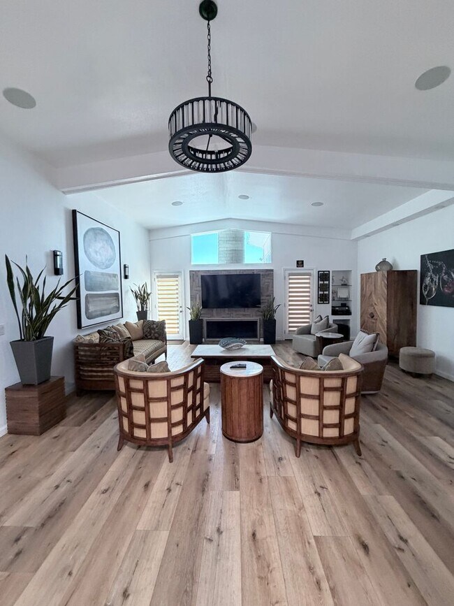 Building Photo - Huntington Harbor Lifestyle - Location, Location, Perfection!