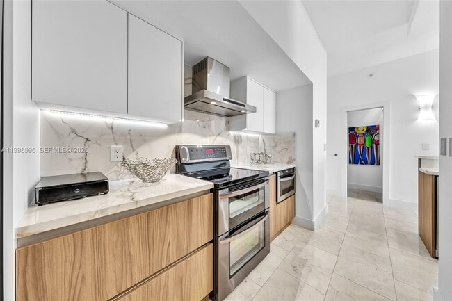 Building Photo - 6917 Collins Ave