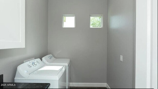 Building Photo - 1028 E Curry Rd