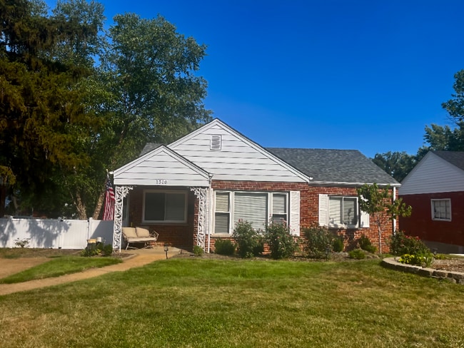 Building Photo - 1500 Pinetree Ln