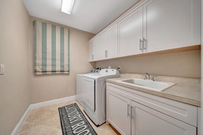 Building Photo - 10302 Sweet Bay Manor