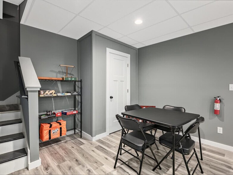 Building Photo - 99999 Enka Lake Ln