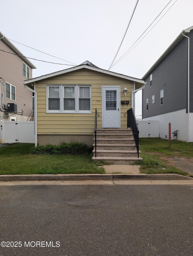 Primary Photo - 729 8th St