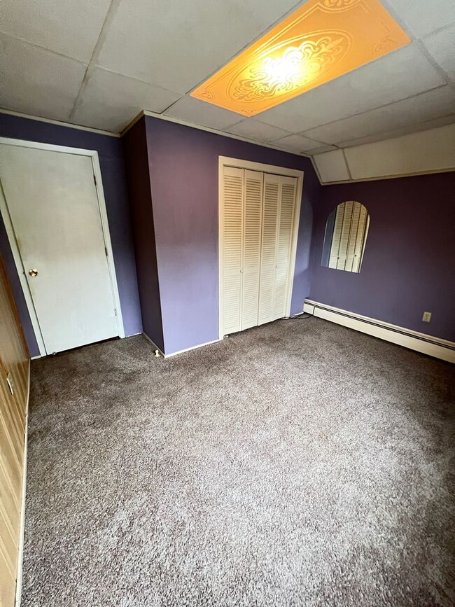 Building Photo - AVAILABLE JUNE - Large 3 Bedroom, 2 Bathro...