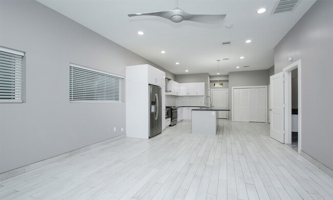 Building Photo - 309 E 43rd St