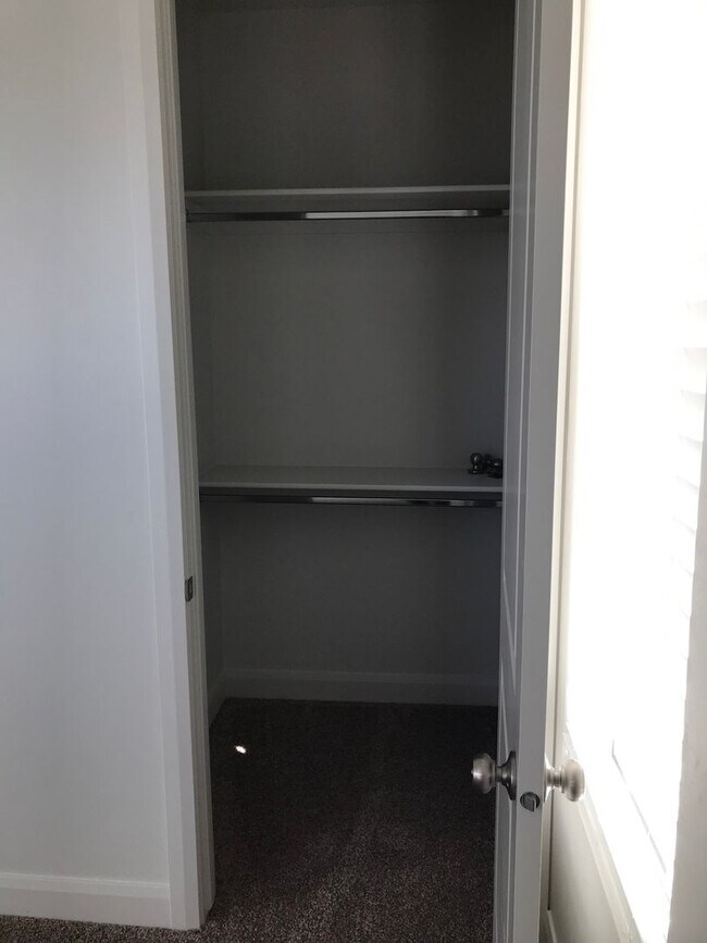 Building Photo - Beautiful like new home, 3 bedroom and 3 b...