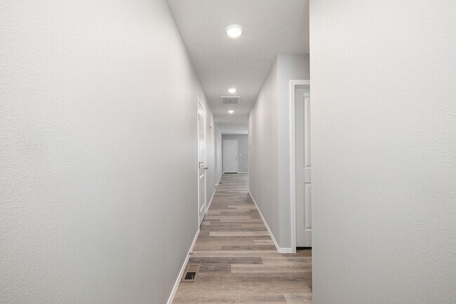 Building Photo - 3 bedroom duplex-Westbury Gardens!