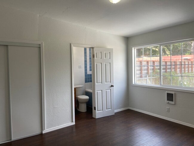 Building Photo - Single-Family Home 4BD/3BA Is Immediately ...
