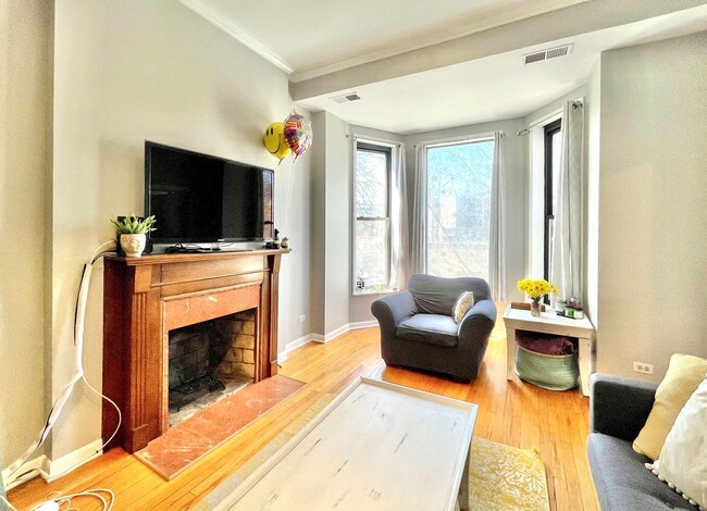 Building Photo - Spacious 2 bd/1 bath Condo in Lincoln Park!