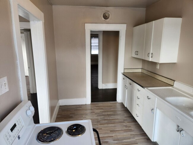 Building Photo - Large 2 -3 Bedroom Apartment in Heart of Beaver Falls! Central Air! NO APPLICATION FEE!!