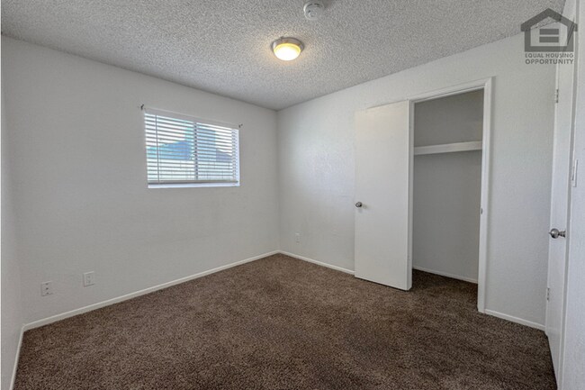 Building Photo - 4Bed/2Bath House at Chandler Blvd/McQueen Rd! Ready for Immediate Move-In! – NO HOA!