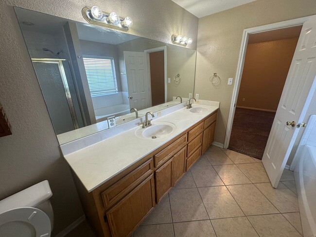 Building Photo - AVAILABLE NOW!!