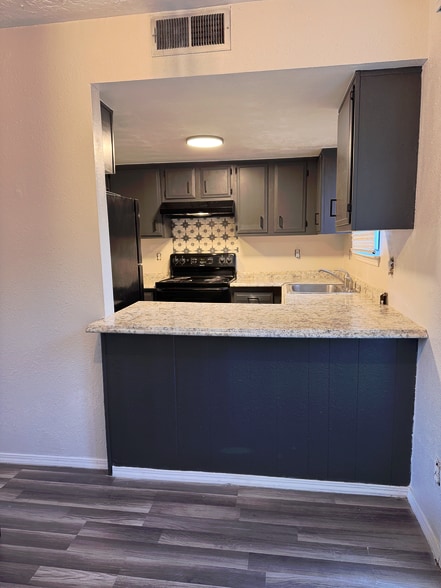 Building Photo - 1013 Dickerson Dr SE