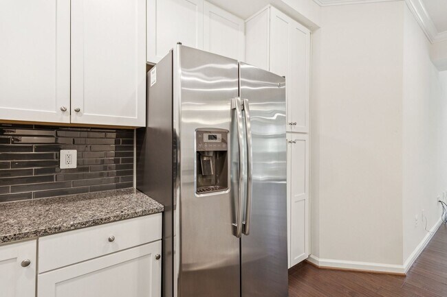 Building Photo - Welcome to this stunning 3-bedroom, 2.5-ba...