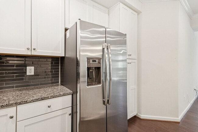 Building Photo - Welcome to this stunning 3-bedroom, 2.5-ba...