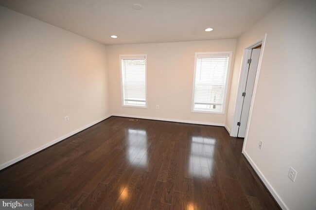 Building Photo - 2413 Glenallan Ave