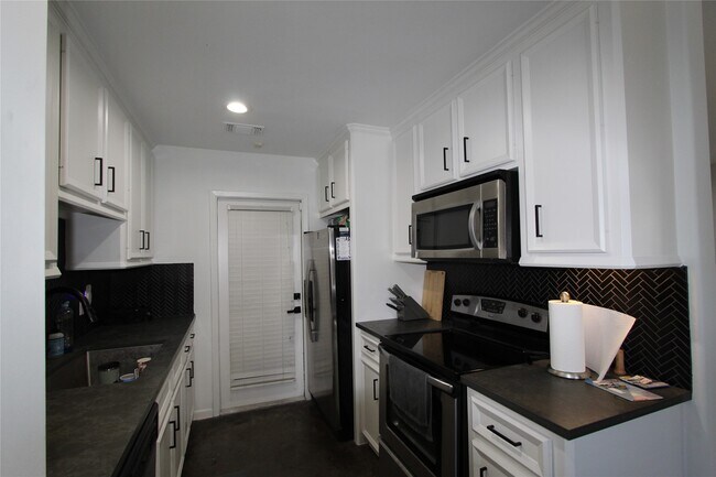 Building Photo - 301 Willard St